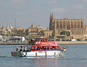 Cruceros Marco Polo con fondo de la catedral