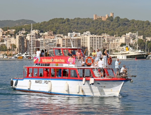 Cruceros Marco Polo con fondo castillo de bellver